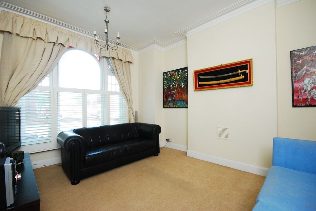 Property photo 3 of 32