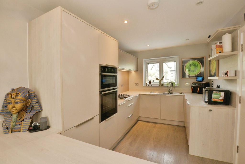 Property photo 3 of 24 Pbox-Img.Jpg