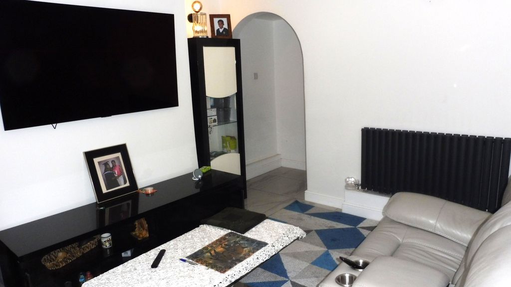 Property photo 1 of 20 Lounge