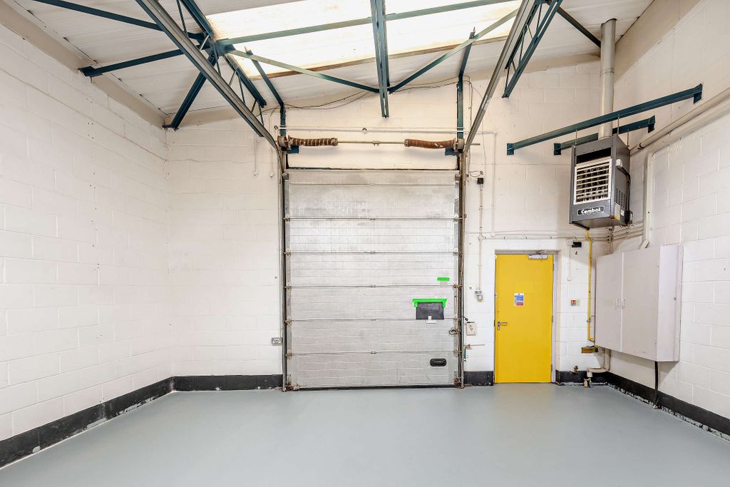 Property photo 3 of 14 8568785-Interior03-800
