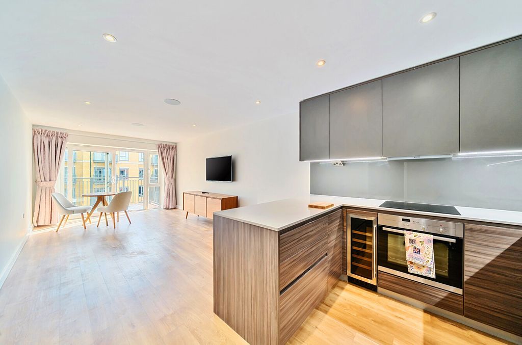 Property photo 3 of 14 21-30-6822436d479...