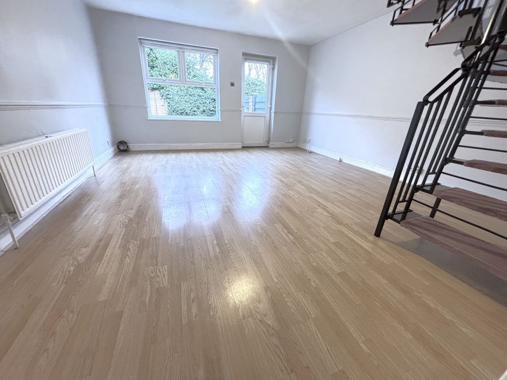 Property photo 2 of 10 Photo 3