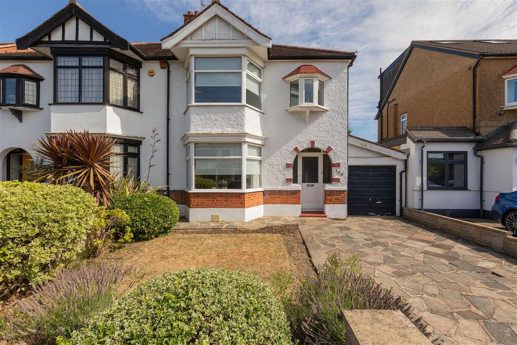 Property photo 1 of 43 Bressey Grove, E18