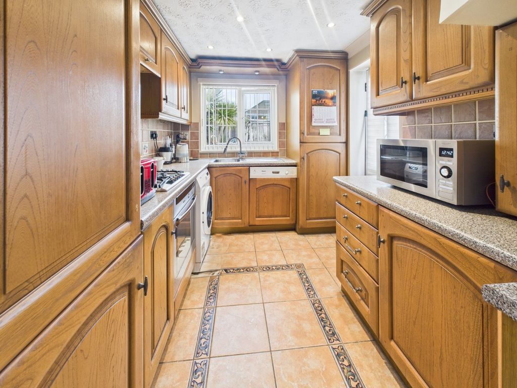 Property photo 2 of 12 Kitchen