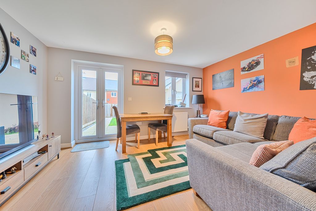 Property photo 2 of 22 Living Room