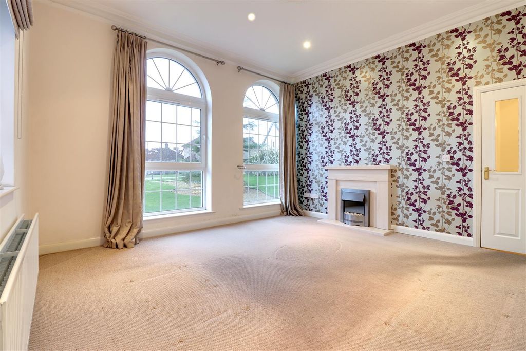 Property photo 3 of 12 Lounge