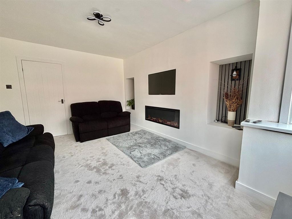 Property photo 3 of 15 Lounge