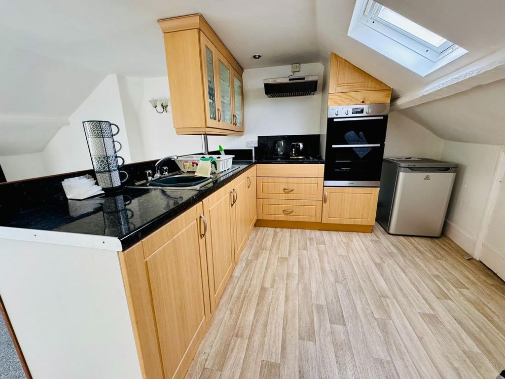 Property photo 3 of 6 Kitchen