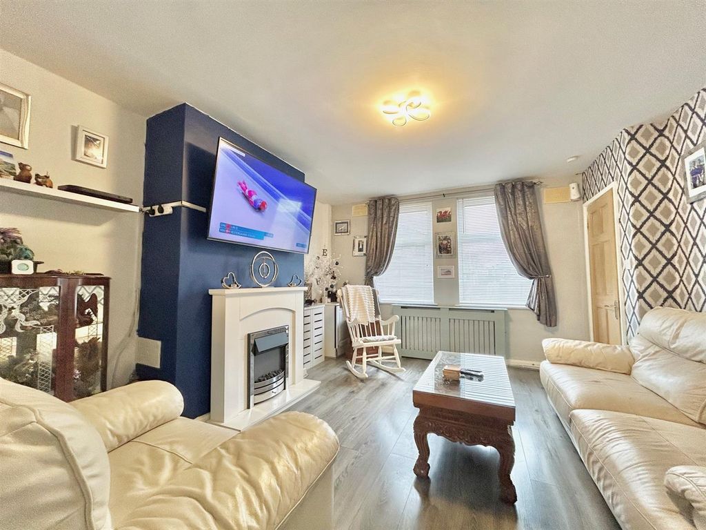 Property photo 2 of 8 Lounge.Jpg