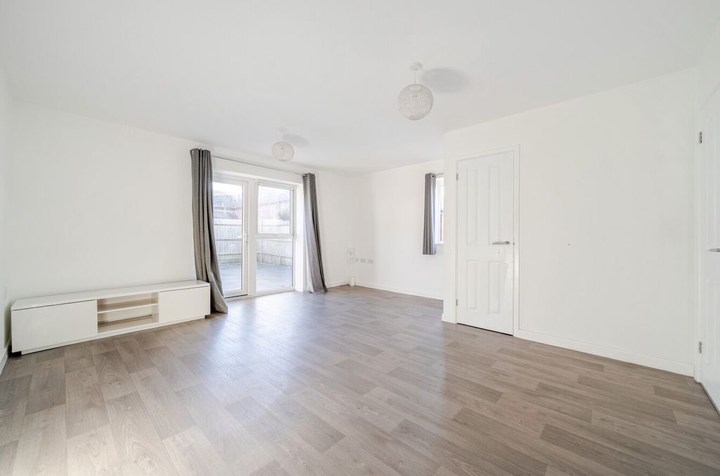 Property photo 3 of 9 1388086-16-693969...