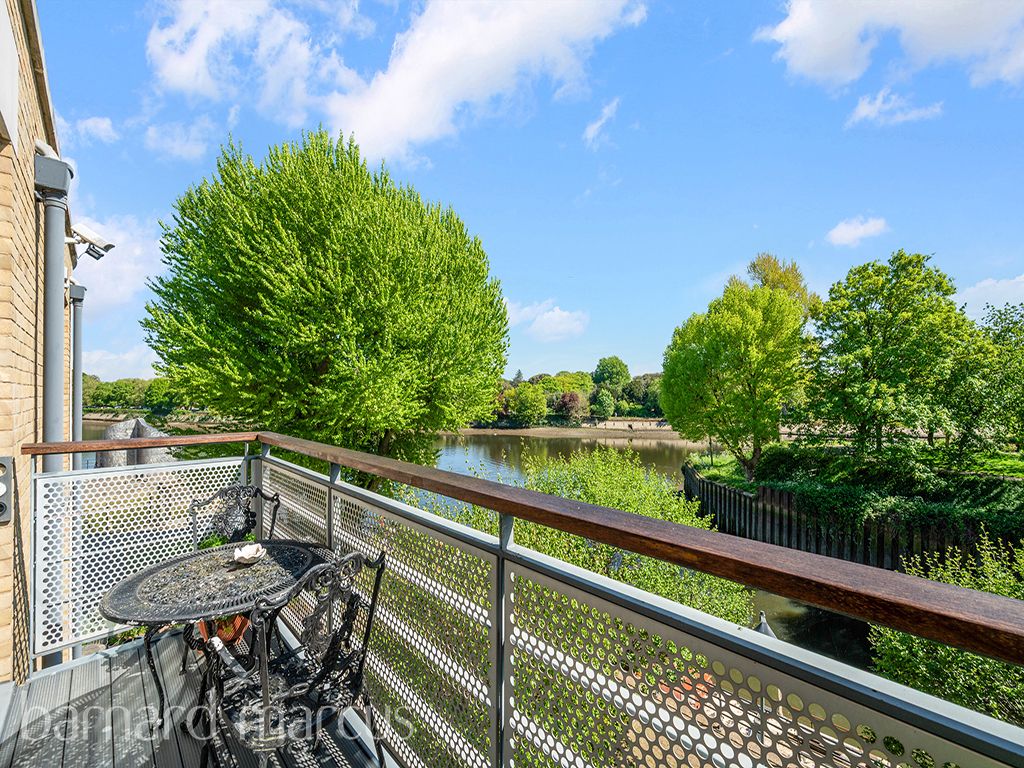 Property photo 3 of 8 Balcony
