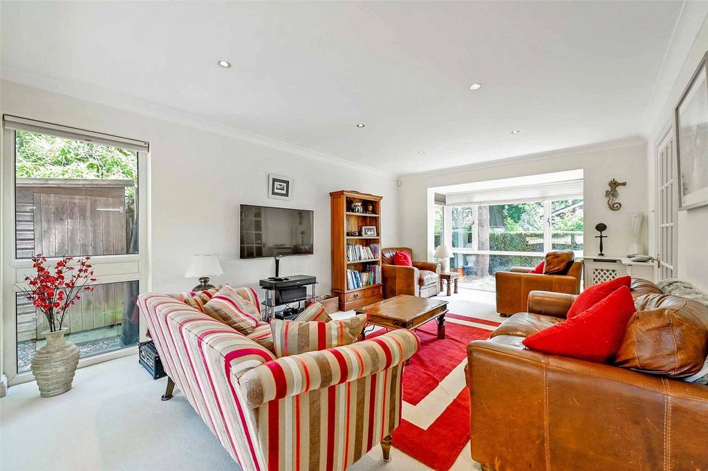 Property photo 3 of 19 Sitting Room