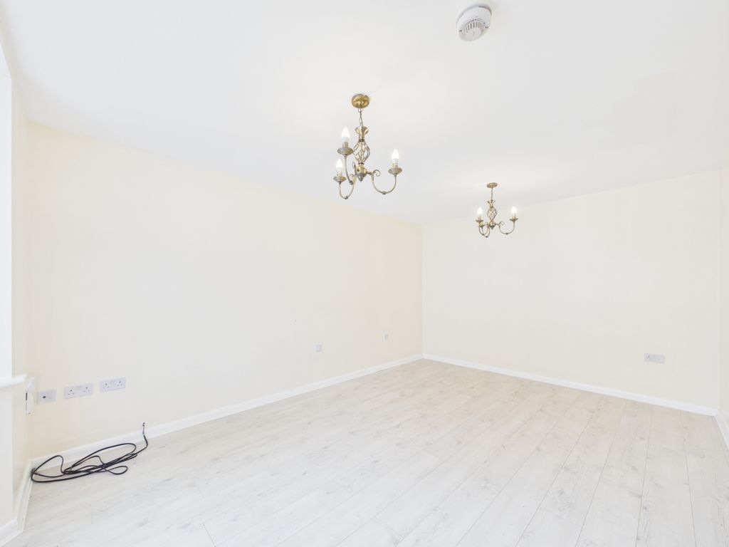 Property photo 3 of 17 Cam01316G0-Pr0296-Still004