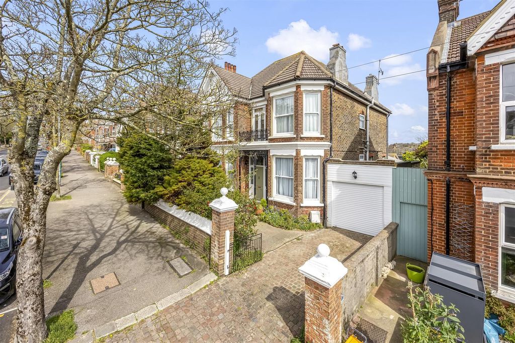 Property photo 1 of 32 Ditchling Road, 212-008.Jpg