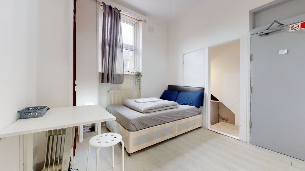 Property photo 2 of 7 A Bright And Tidy Single Bedroom Featuring A Comfo...