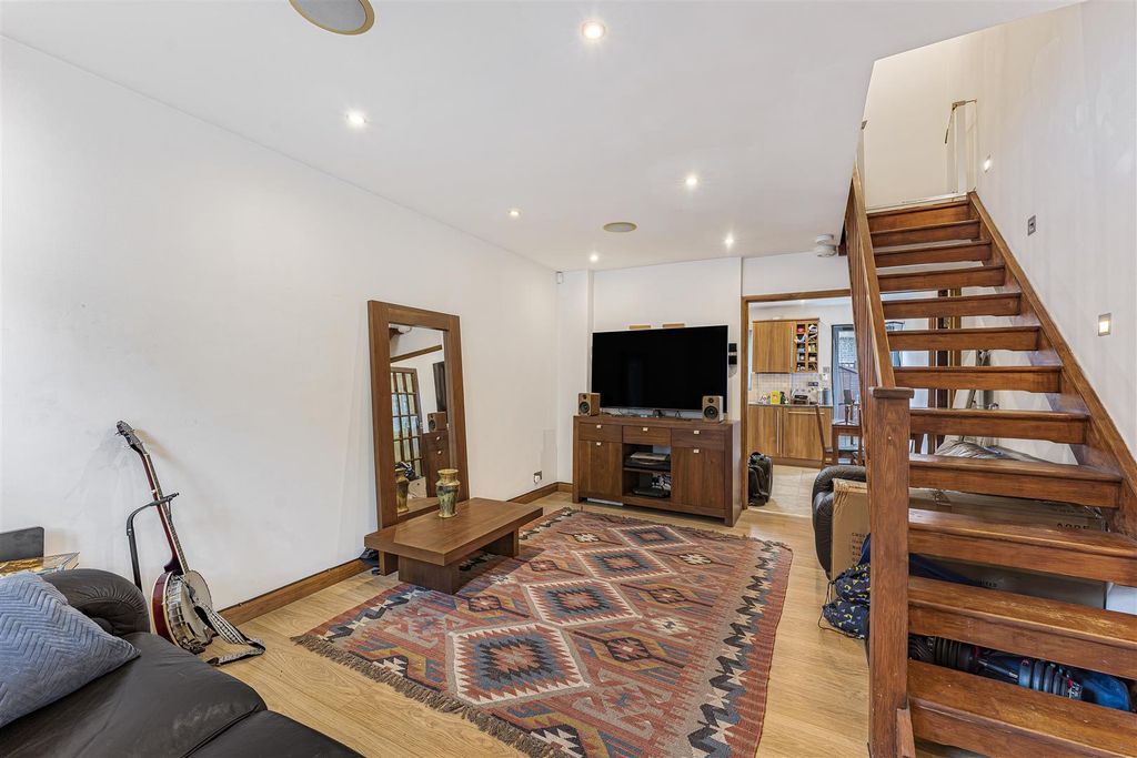 Property photo 2 of 14 Henley Drive