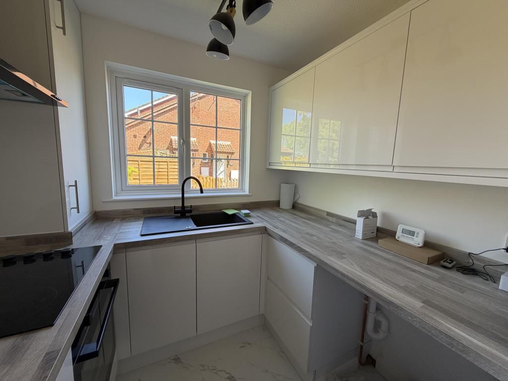 Property photo 2 of 6 Kitchen