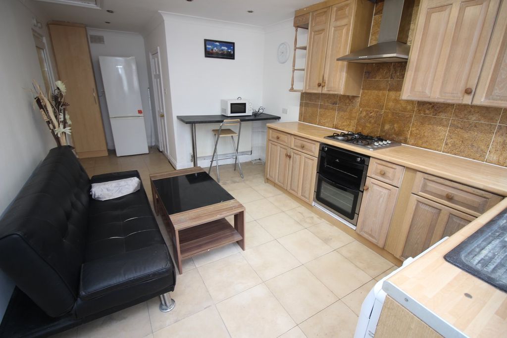 Property photo 2 of 5 Kitchen