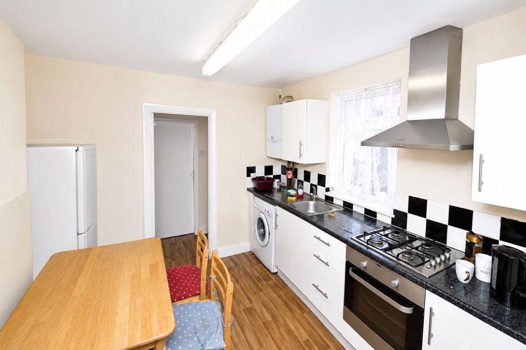 Property photo 3 of 5 Kitchen 1