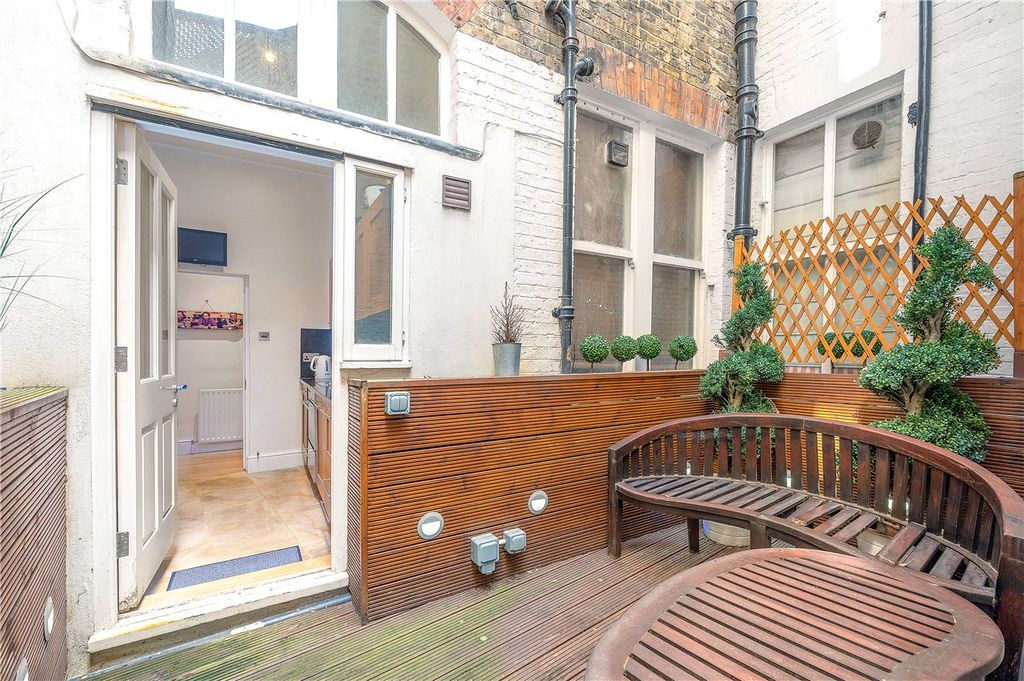 Property photo 3 of 11 Courtyard