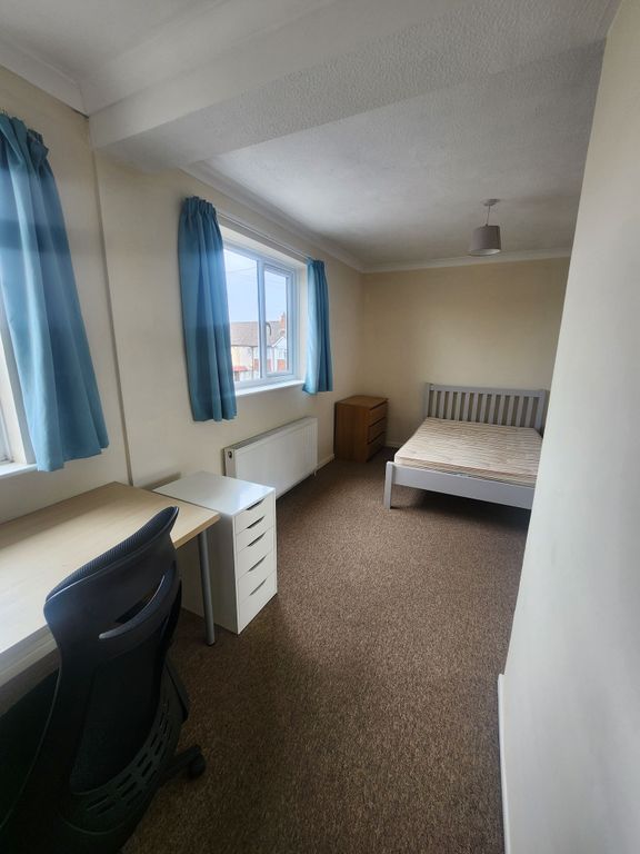 Property photo 2 of 12 A Bright And Tidy Double Bedroom Featuring A Comfo...