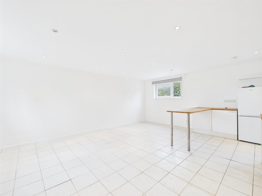 Property photo 1 of 18 Cam01358G0-Pr0175-Still001.Jpg