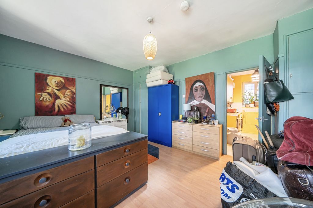 Property photo 2 of 9 Bedroom