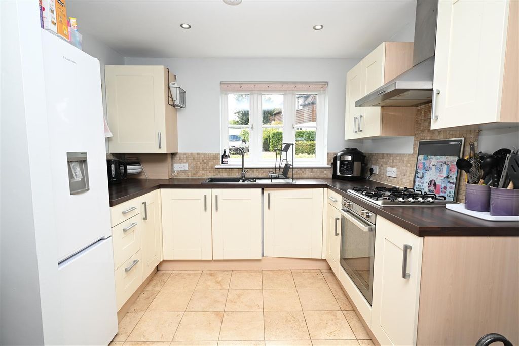 Property photo 3 of 16 Kitchen