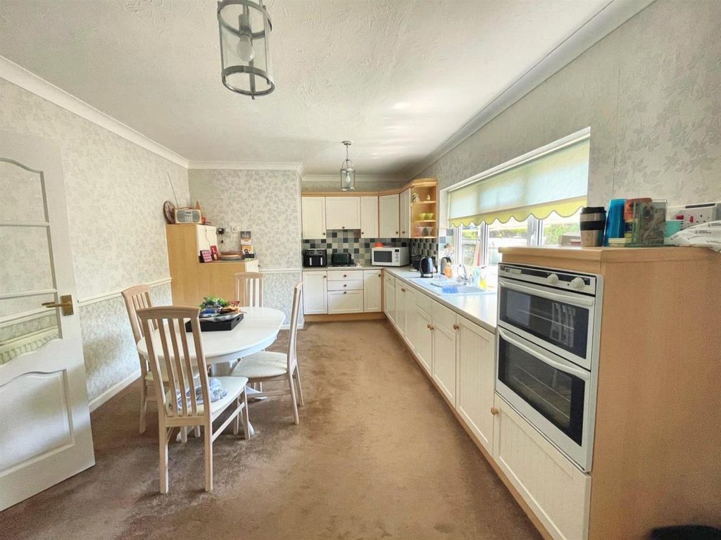 Property photo 3 of 21 Kitchen