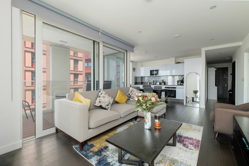 Property photo 2 of 14 Fl77_Pilot_Walk_0...