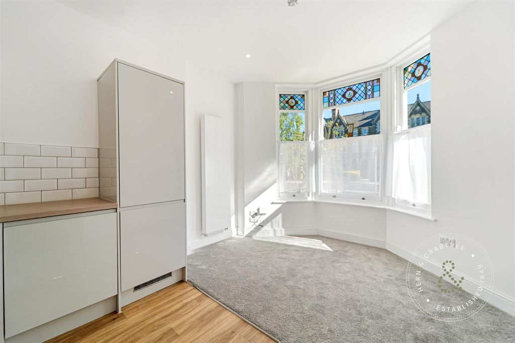 Property photo 2 of 8 207 Cathedral Rd Flat 2-5.Jpg