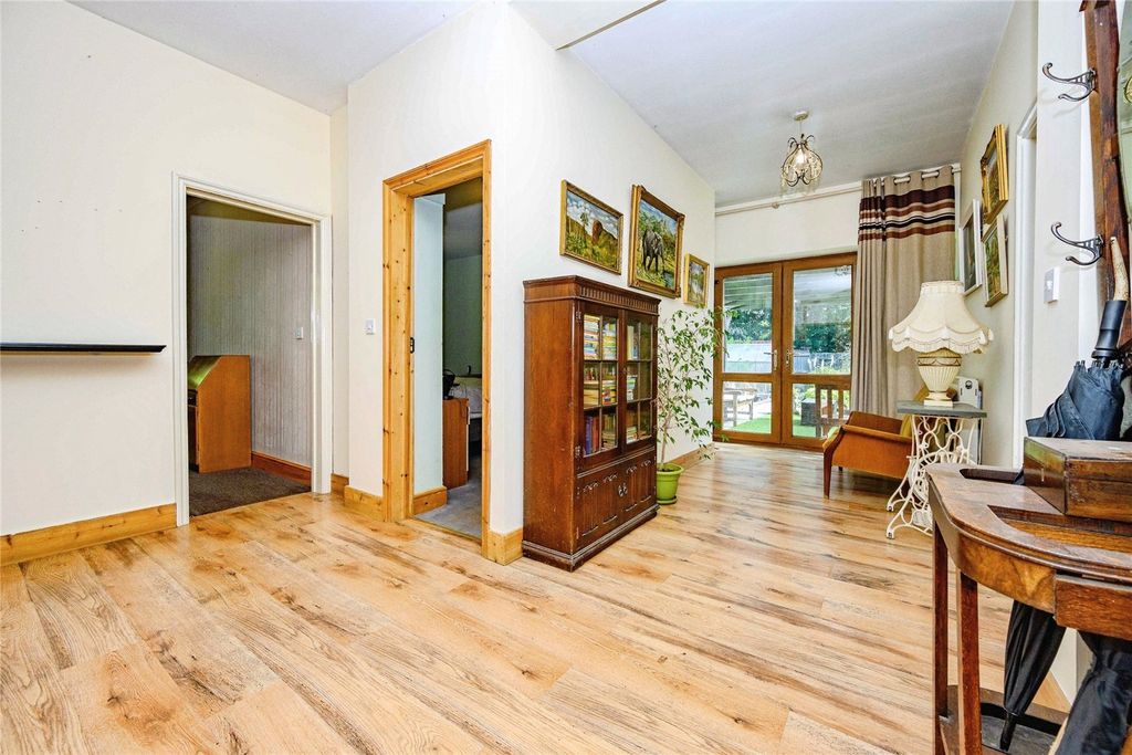 3 bed barn conversion for saleDunstable Road, Studham, Dunstable, Bedfordshire LU6 photo 4