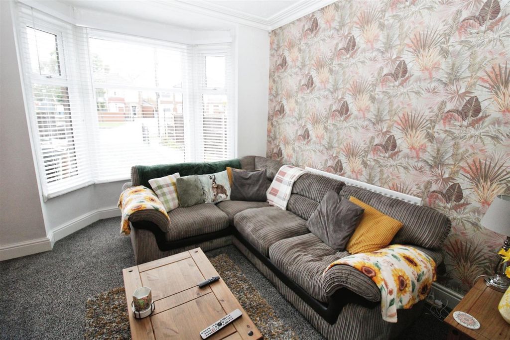 Property photo 3 of 17 Lounge