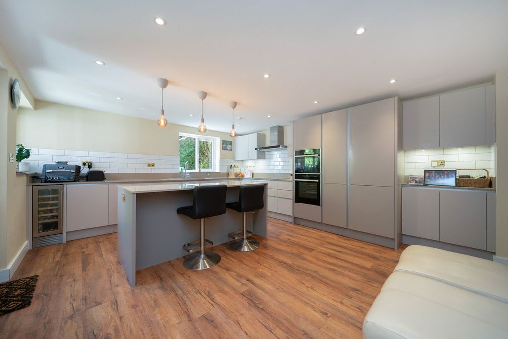Property photo 2 of 32