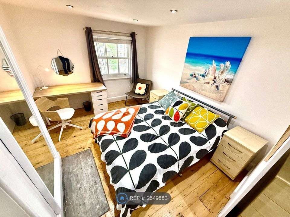 Property photo 1 of 18 Room 4 Gorgeous Room With Built In Wardrobe