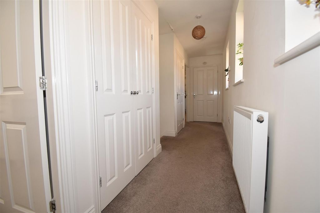 Property photo 3 of 13 Landing / Hallway
