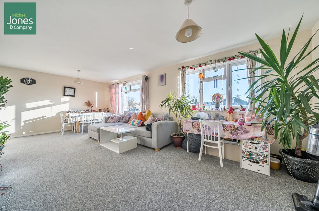 Property photo 2 of 10 Lounge