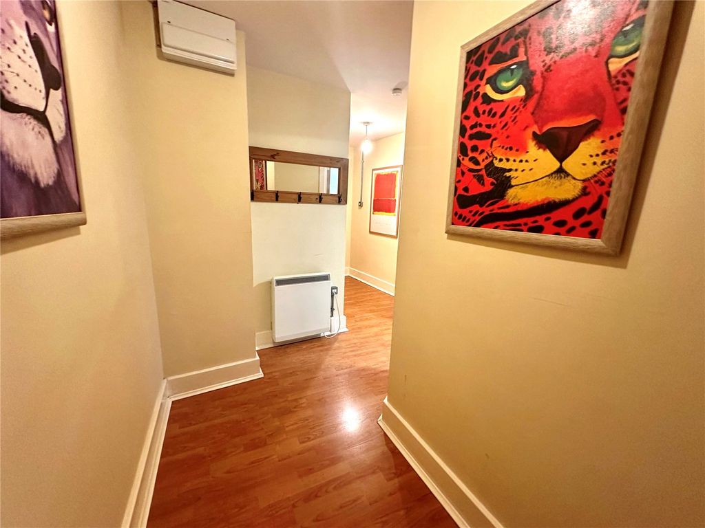 Property photo 2 of 11 Hallway