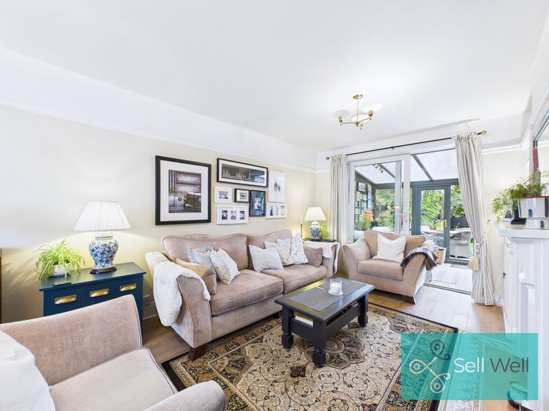 Property photo 3 of 33 Lounge