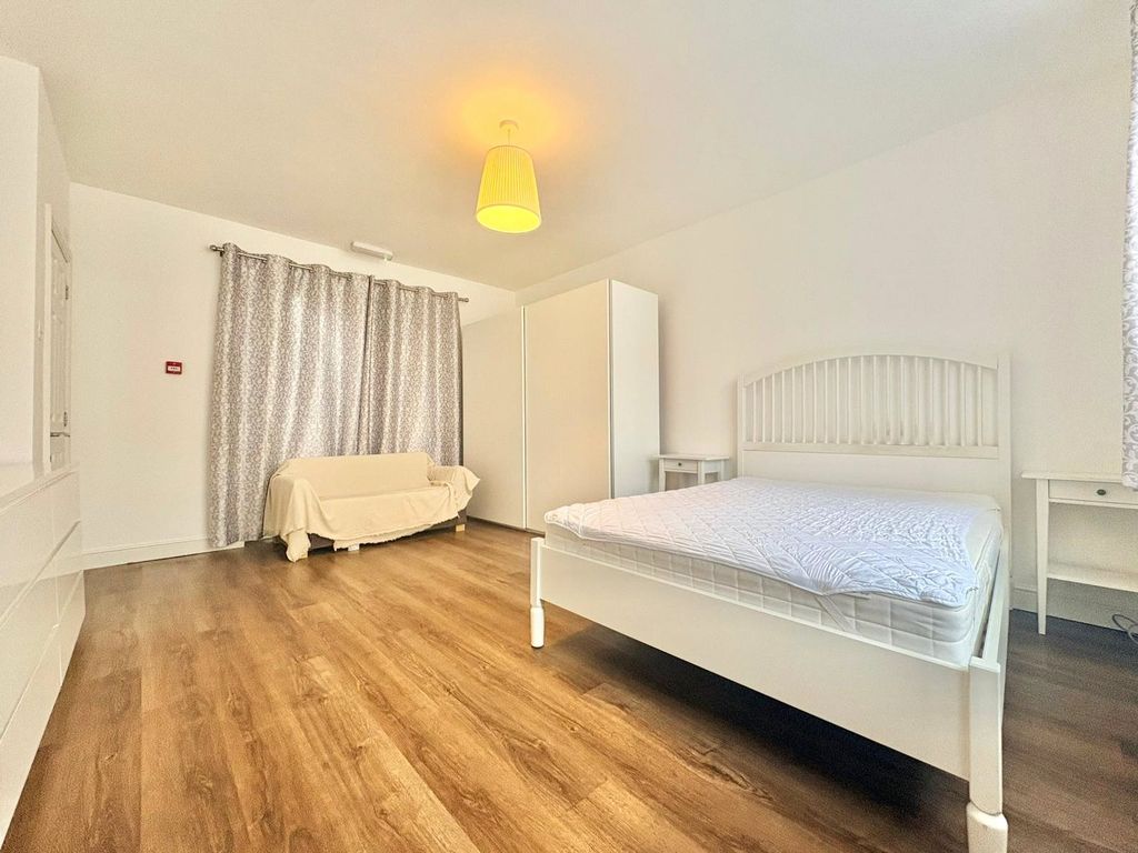 Property photo 2 of 6 Bedroom