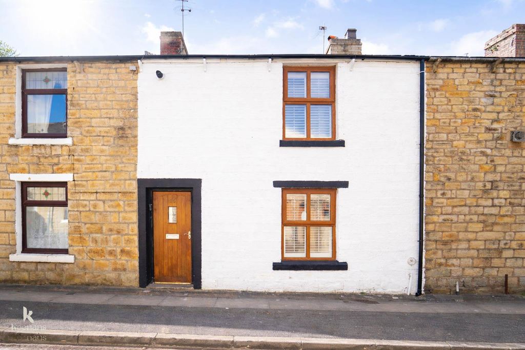 Property photo 2 of 13 Traditional British Terrace House In Daylight.Jpg