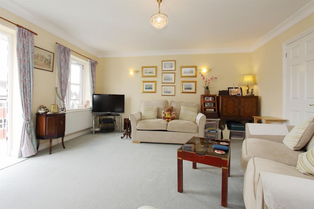 Property photo 2 of 10 22 St Edmunds Gate Ph16.Jpg