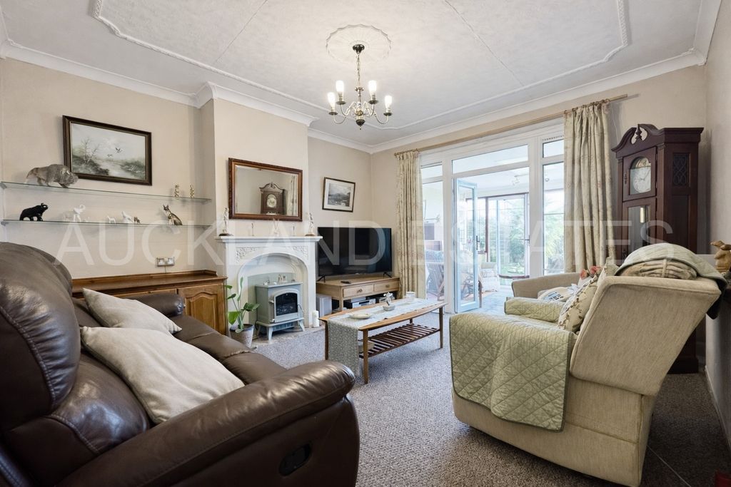 Property photo 3 of 20 Image00008