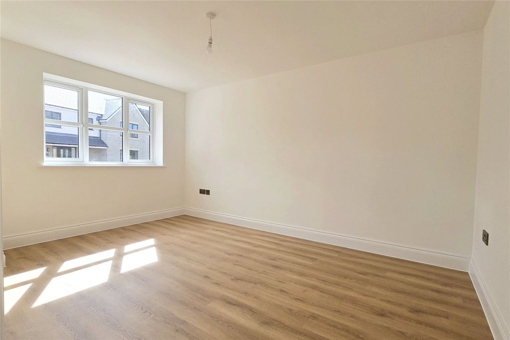 Property photo 2 of 21 Living Room