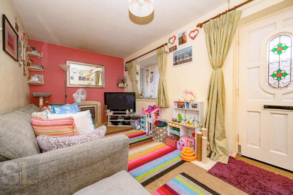 Property photo 2 of 10 Moorlandgardensluton_2682