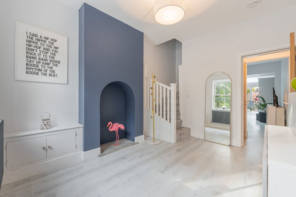 Property photo 2 of 31
