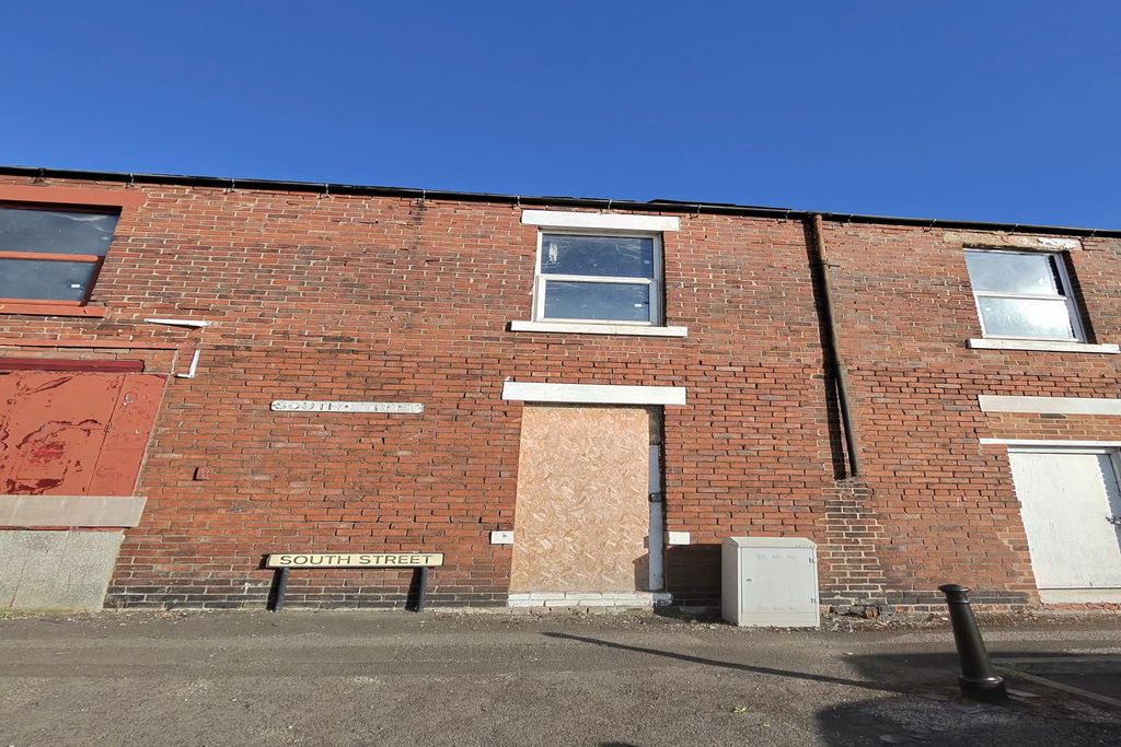 Property photo 1 of 3 Redworth Road - Front