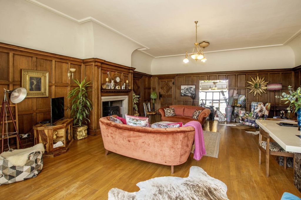 Property photo 3 of 24