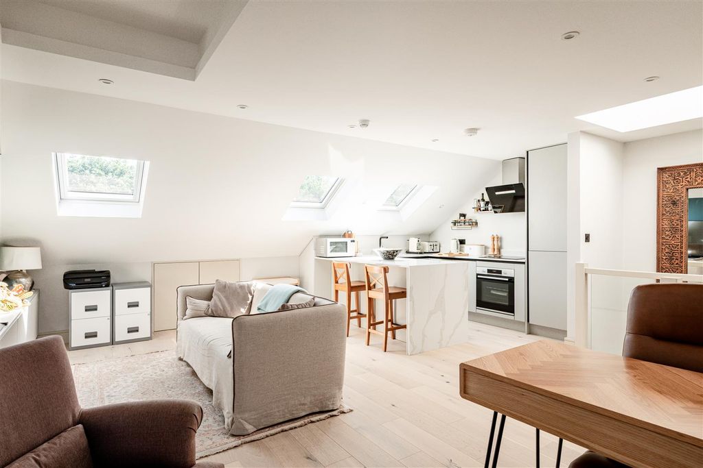Property photo 2 of 11 Fulham Palace Road-16.Jpg