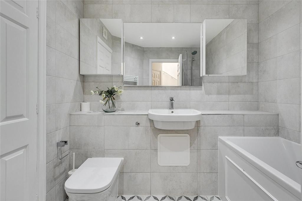 Property photo 2 of 7 Bathroom